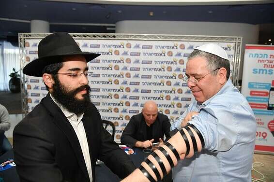 מניחים תפילין בלאומיאדה // צילום: יהודה בן יתח